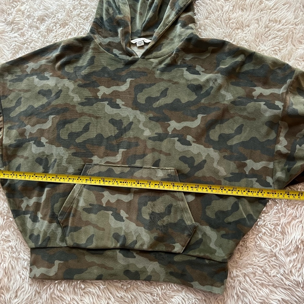 Cropped Camo Velvet Hoodie - Picture 7 of 9